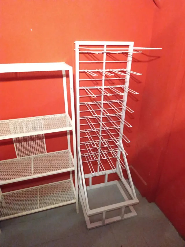 Estantería y Exhibidor ambos por 15