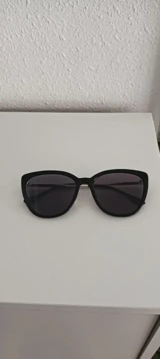 Gafas de sol graduadas negras con miopía.