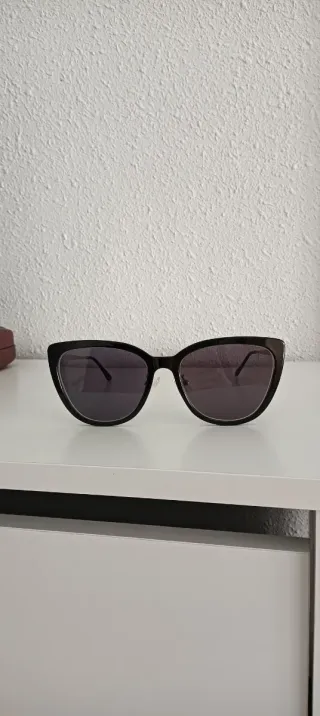 Gafas de sol graduadas negras con miopía.