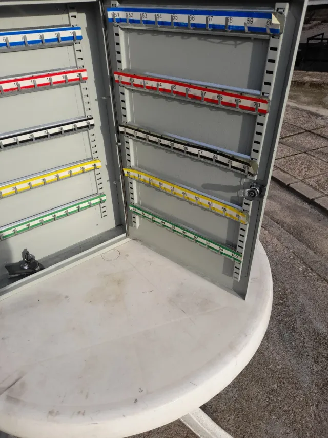 Armário de chaves metálico cinza