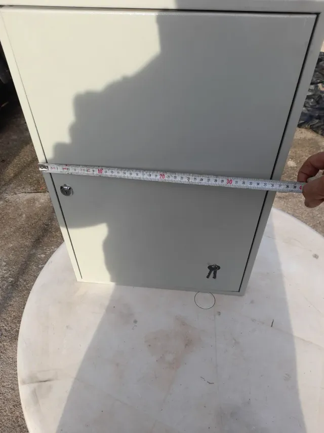 Armário de chaves metálico cinza