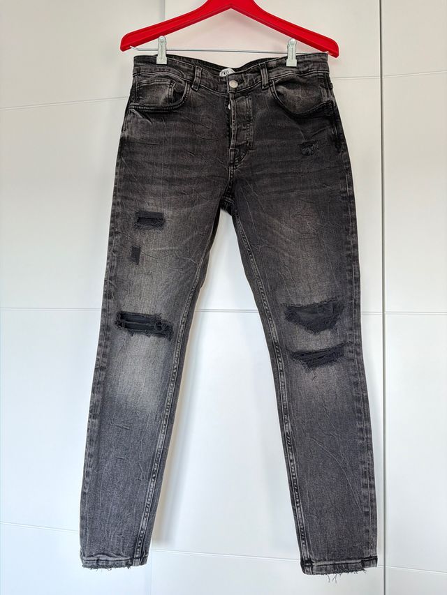 Pantalón vaquero Zara gris desgastado