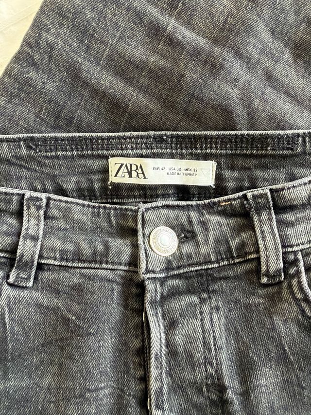 Pantalón vaquero Zara gris desgastado