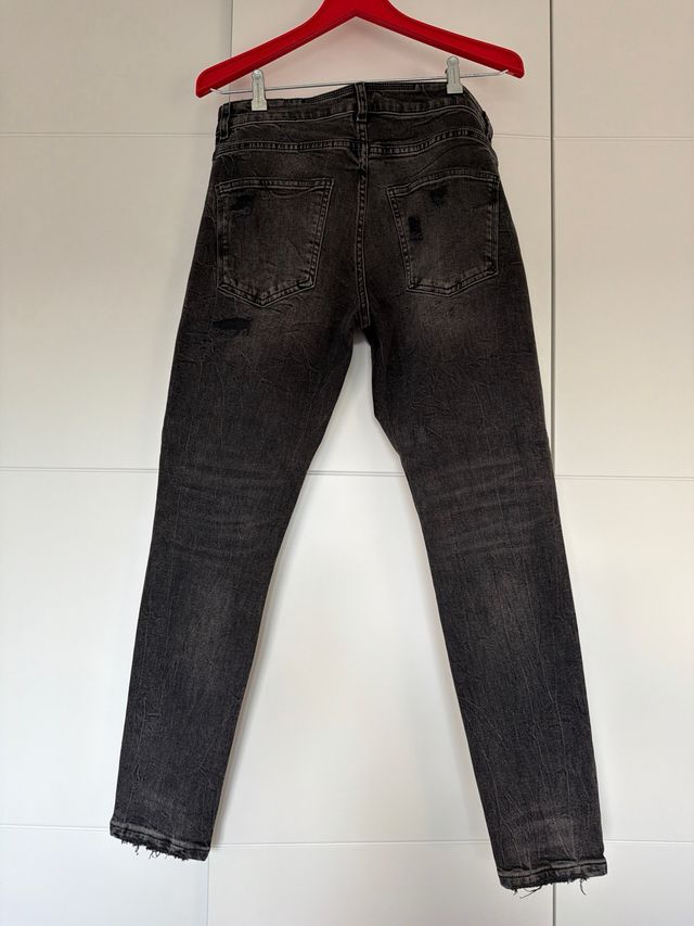 Pantalón vaquero Zara gris desgastado