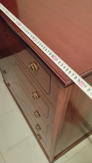 Cómoda de madera oscura