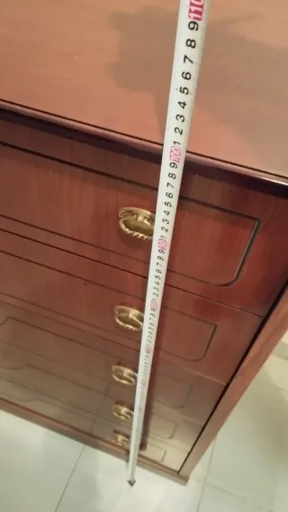 Cómoda de madera oscura