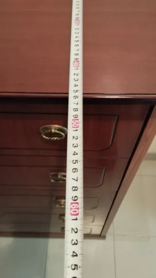 Cómoda de madera oscura