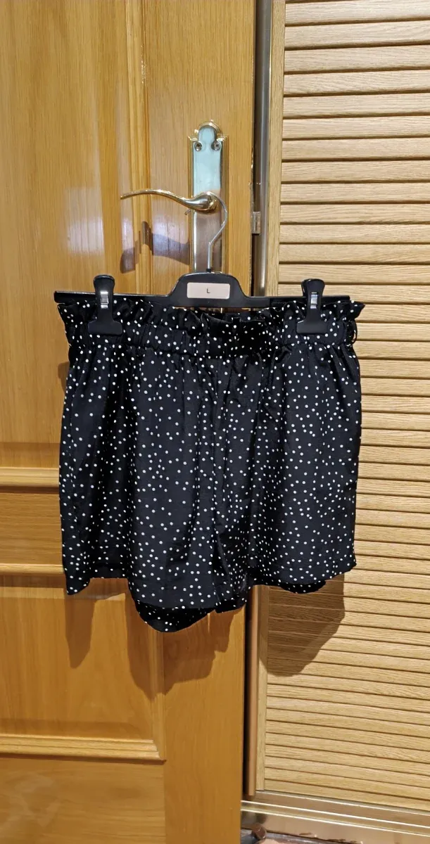 Pantalón negro lunares blancos