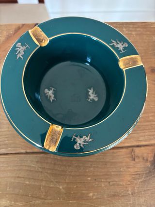Cenicero de porcelana verde con figuras