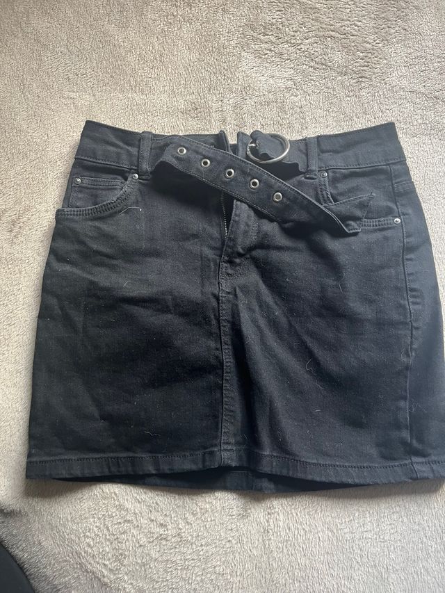 Falda corta negra con cinturón