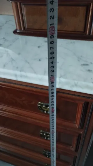 Cómoda de madera con espejo