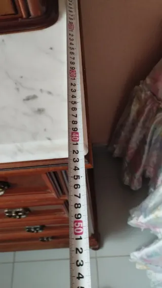 Cómoda de madera con espejo