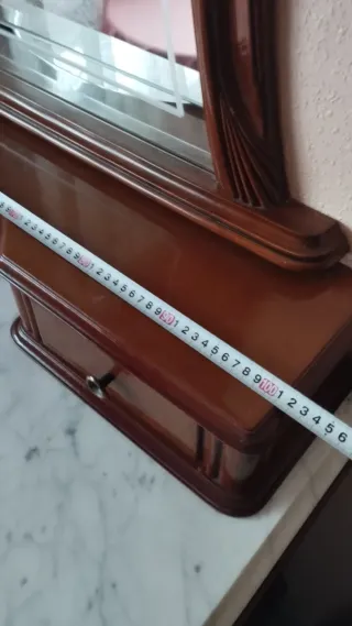 Cómoda de madera con espejo