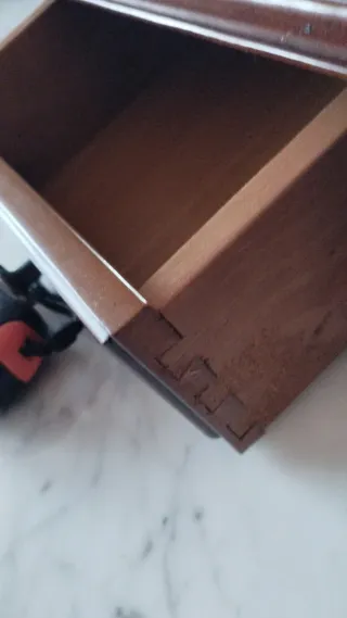 Cómoda de madera con espejo