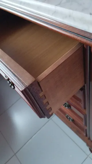 Cómoda de madera con espejo