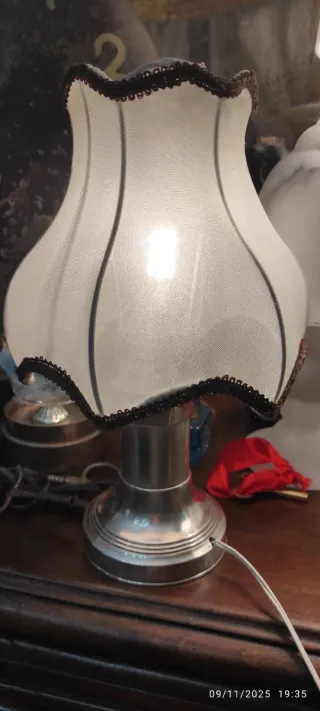 Lampada da tavolo piccola in argento