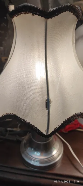 Lampada da tavolo piccola in argento