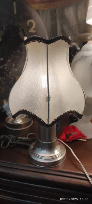 Lampada da tavolo piccola in argento