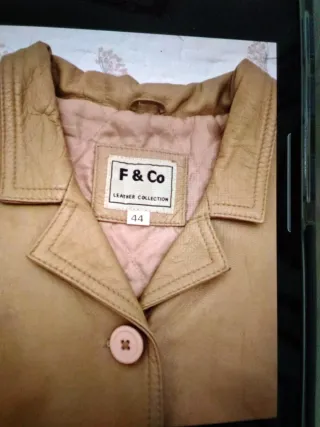 Abrigo de piel beige con cinturón,va forrado,