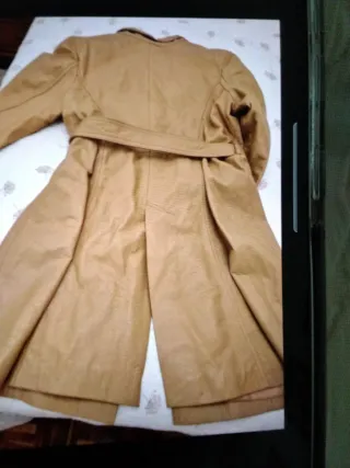 Abrigo de piel beige con cinturón,va forrado,
