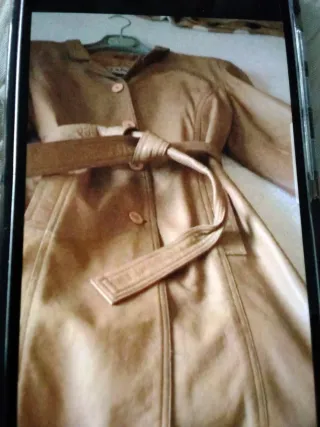 Abrigo de piel beige con cinturón,va forrado,