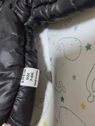 Chaqueta bebé negra con capucha