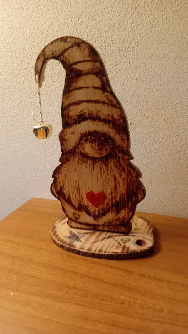 Gnomo in legno pirografato decorato