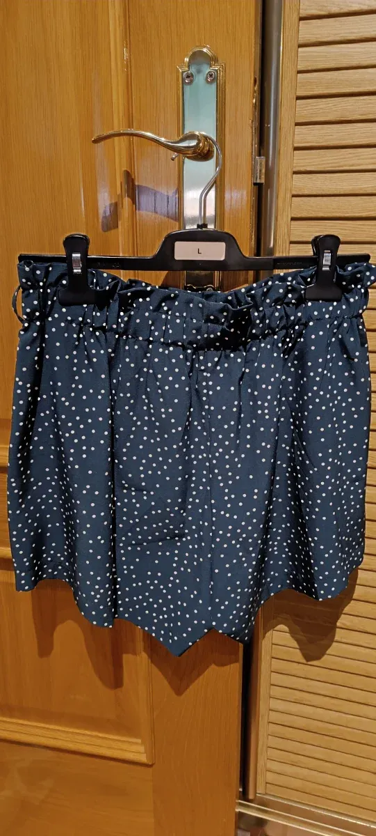 Pantalón corto verde lunares blancos