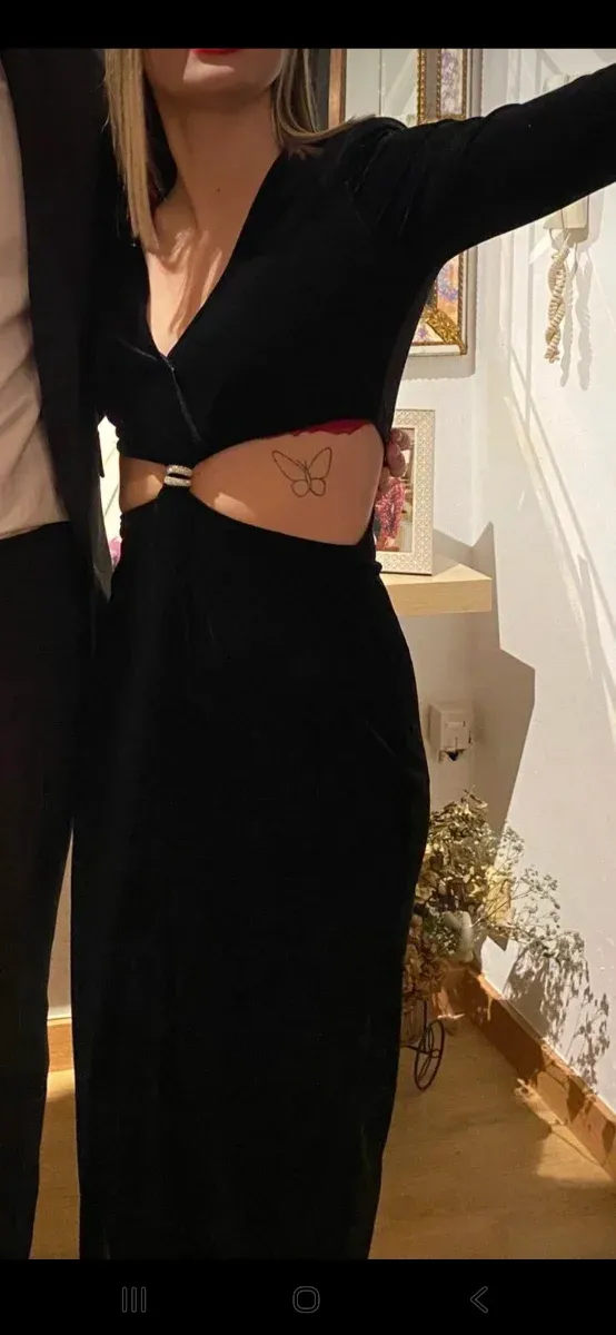 Vestido negro terciopelo, con abertura en lateral.