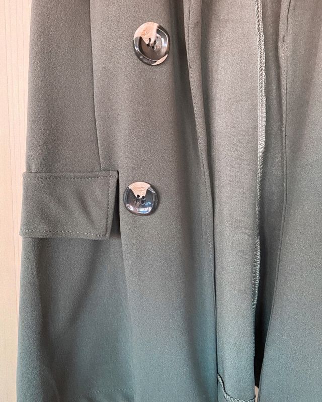 Chaleco verde con cinturón