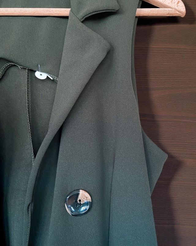 Chaleco verde con cinturón