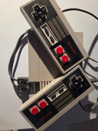 Nintendo Classic Mini NES con 2 mandos
