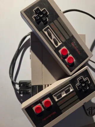 Nintendo Classic Mini NES con 2 mandos