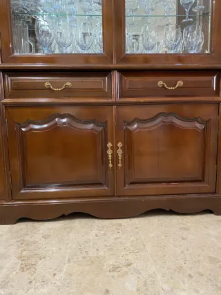 Vitrina de madera y cristal