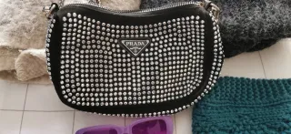 Bolso y gafas moradas, cinta verde bufanda y gorro