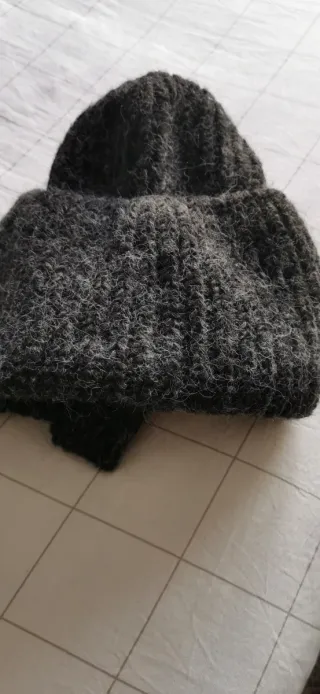 Bolso y gafas moradas, cinta verde bufanda y gorro