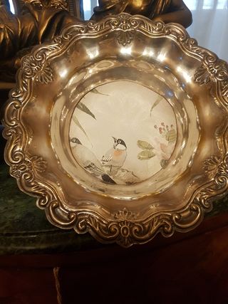 Pareja de platos decorativos plateados con flores