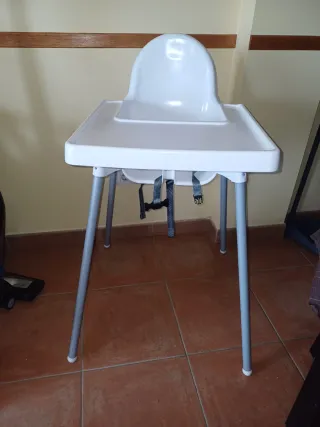 Trona IKEA blanca.