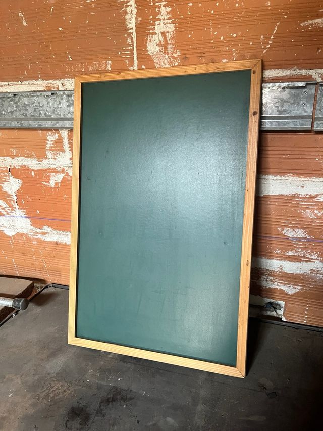Pizarra verde con marco de madera