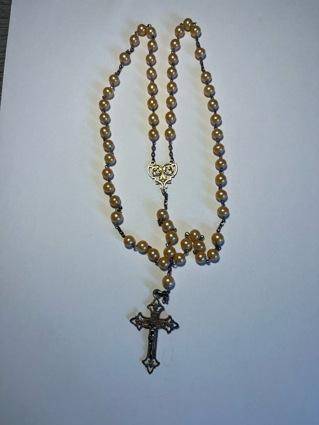 Rosario antiguo perlas doradas y cruz metálica