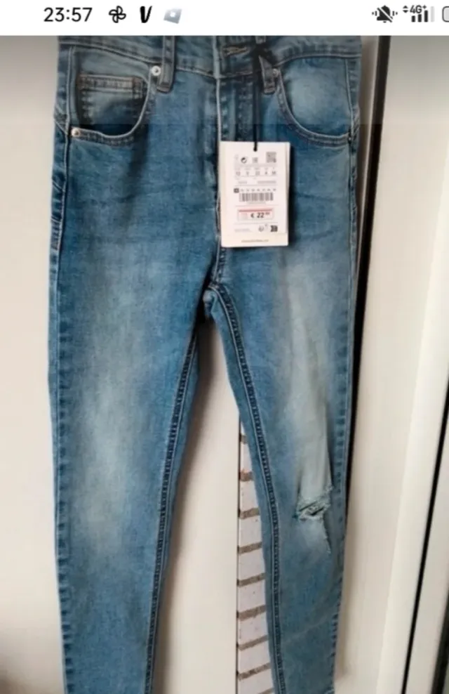 Pantalón vaquero pull Bear roto en rodilla.