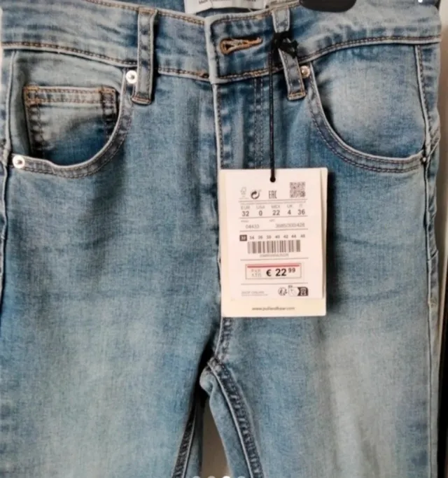 Pantalón vaquero pull Bear roto en rodilla.