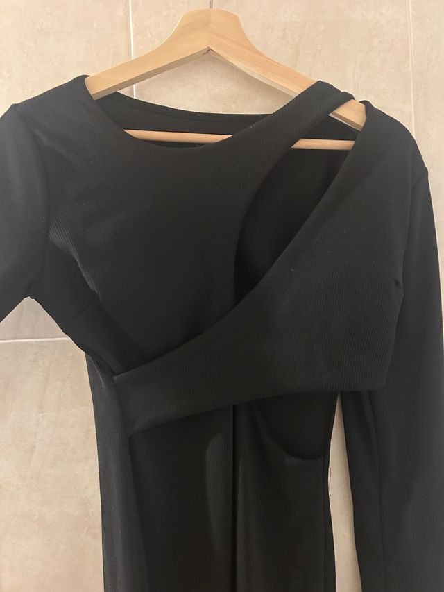 Vestido asimétrico negro manga larga