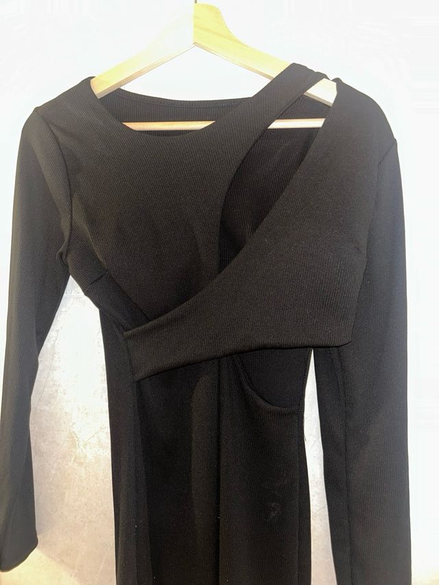 Vestido asimétrico negro manga larga