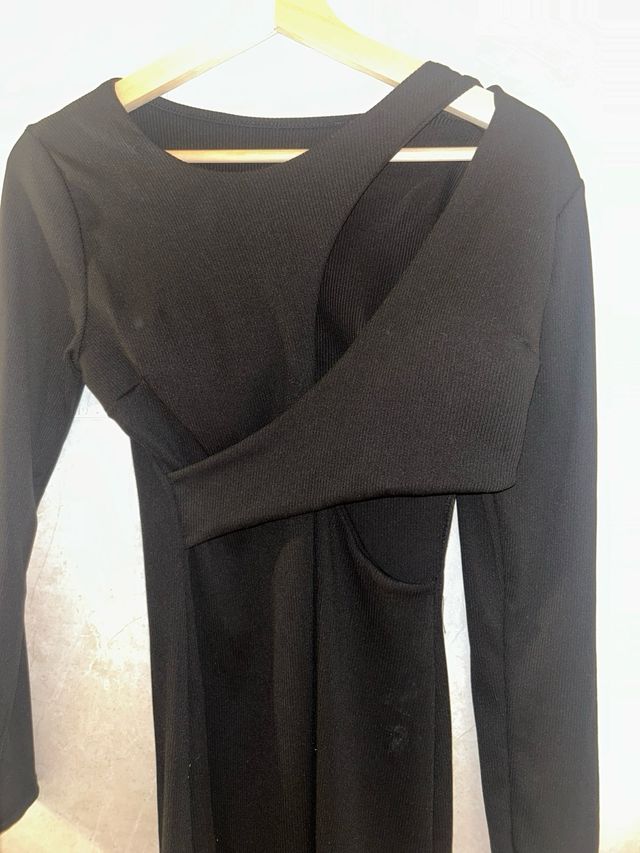 Vestido asimétrico negro manga larga