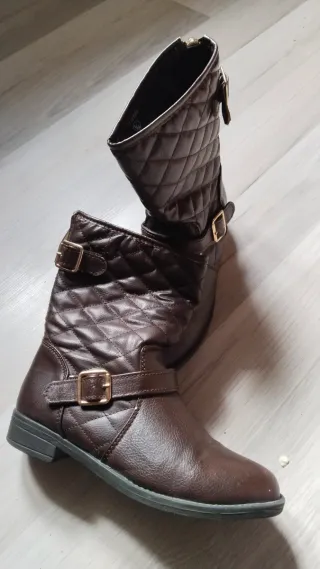 Botas marrones acolchadas con hebillas