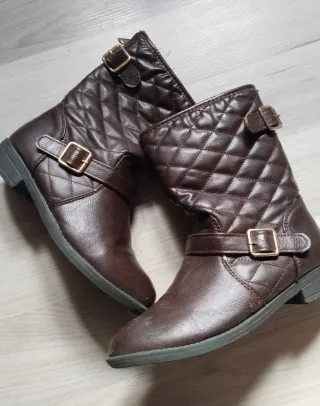 Botas marrones acolchadas con hebillas