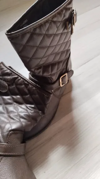 Botas marrones acolchadas con hebillas