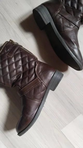 Botas marrones acolchadas con hebillas