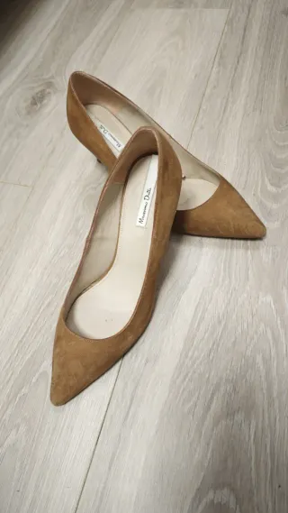 Zapatos de tacón ante mujer